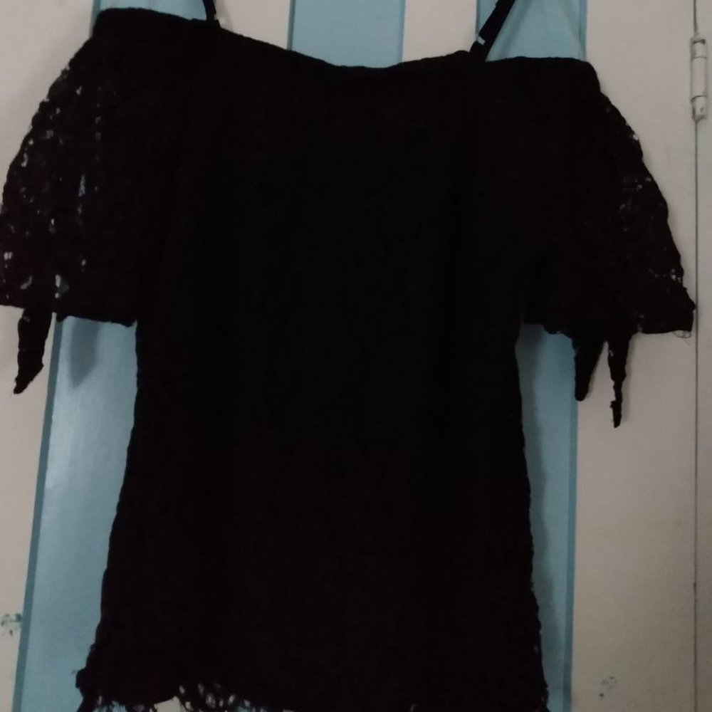 BLACK LACE OFF-SHOULDER TUNIC